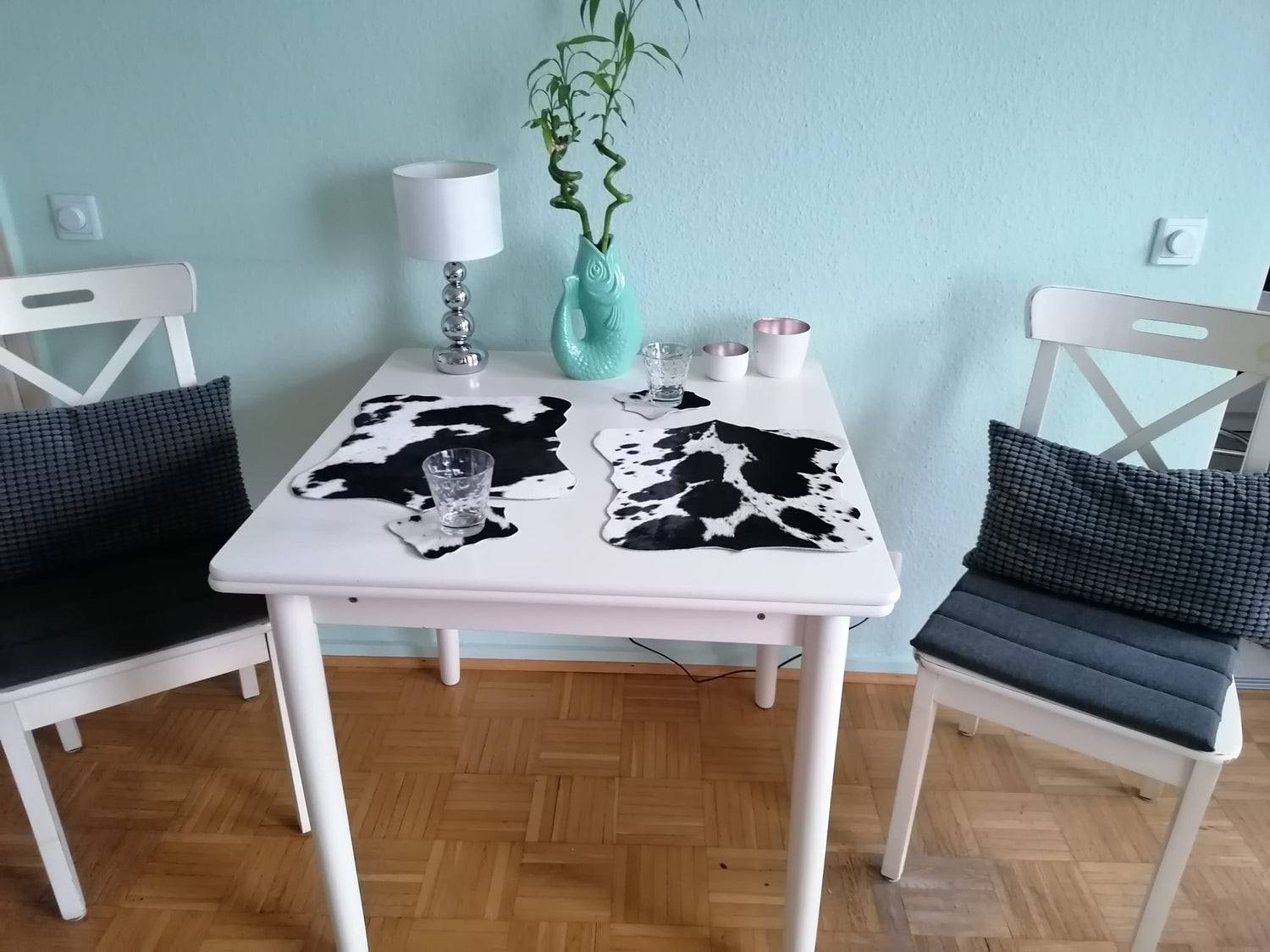 Silke ★★★★★Meine neuen weichen, schwarz weißen Kuhfell Sets peppen mein kleines Apartment richtig auf. Ich finde sie edel, perfekt und sauber geschnitten. Und mein Designbarhocker hat jetzt im Winter eine warme Sitzfläche
