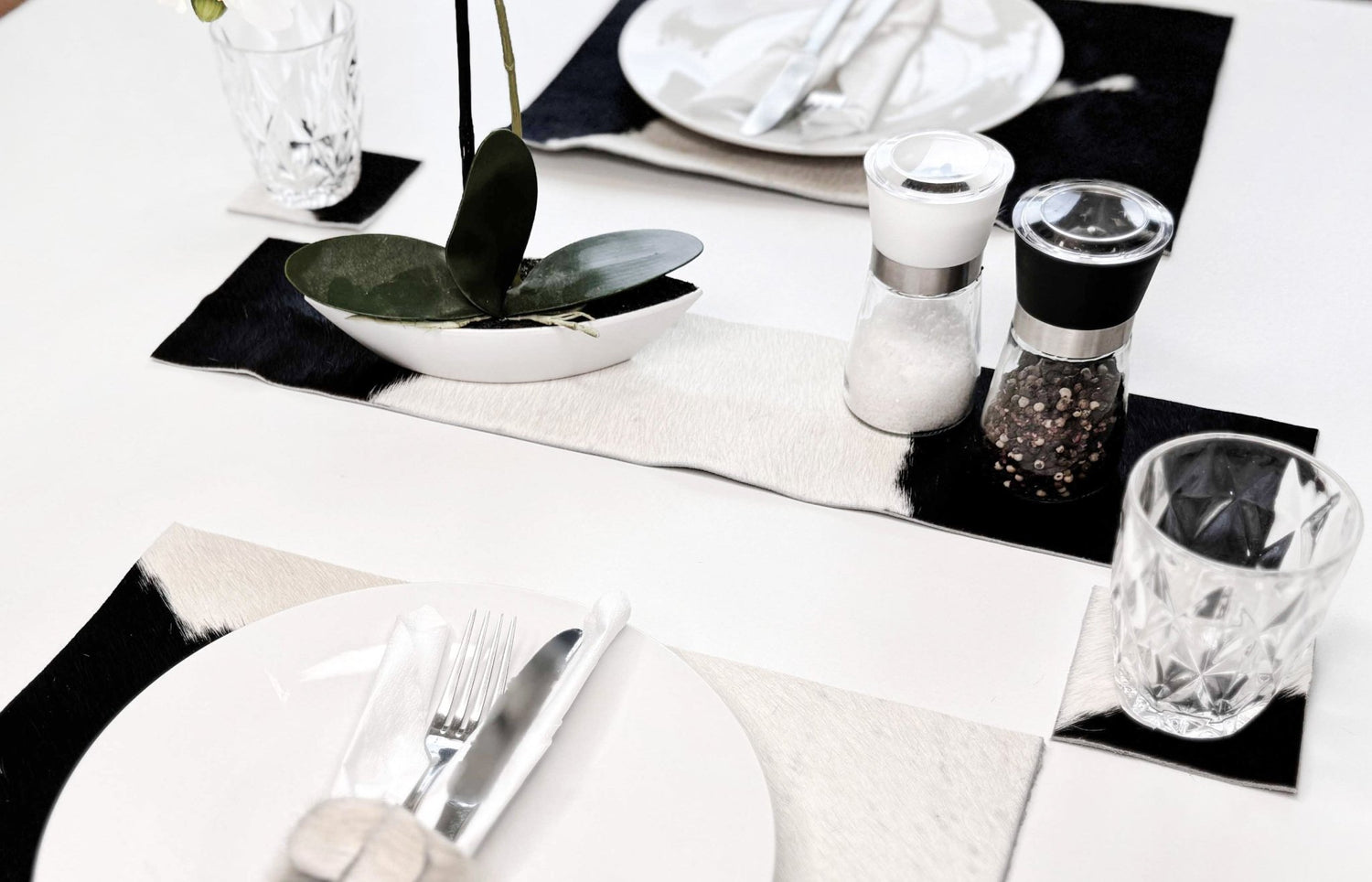 Echt Kuhfell Tischläufer "Die klassische Schönheit" eckig Wohnzimmer Esstisch, modern schwarz/weiss 15x 50 cm - unendlich - schoen