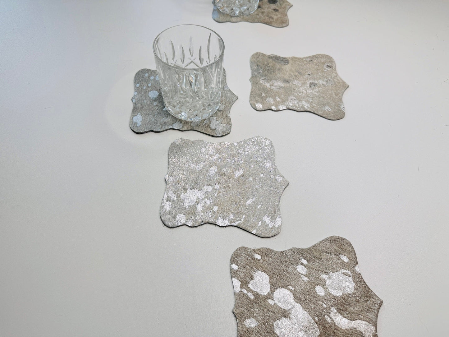 Echte Kuhfell Glasuntersetzer " Die glänzende Schönheit" edel schlicht, pflegeleicht, rustikal silber metallic Effekt 13cm Ø - unendlich - schoen