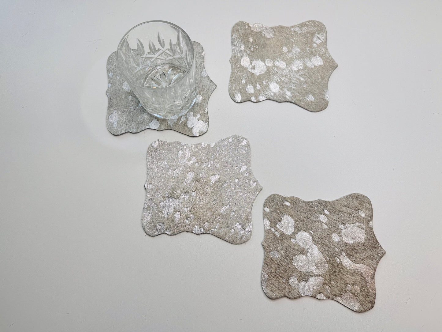 Echte Kuhfell Glasuntersetzer " Die glänzende Schönheit" edel schlicht, pflegeleicht, rustikal silber metallic Effekt 13cm Ø - unendlich - schoen