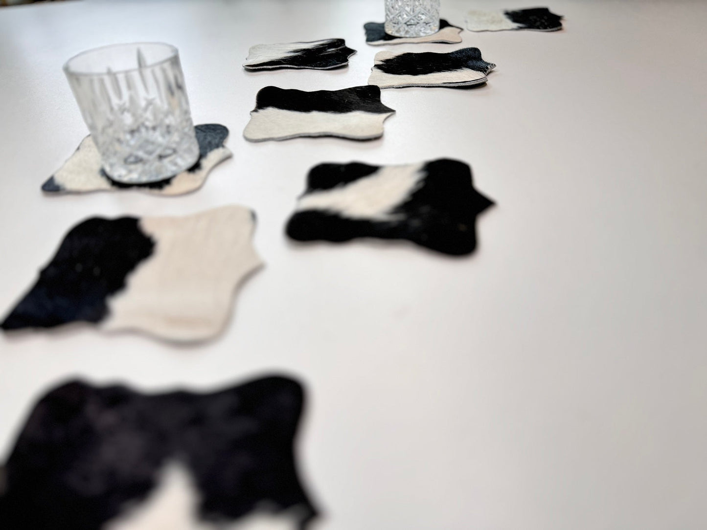 Echte Kuhfell Glasuntersetzer " Die klassische Schönheit" edel schlicht, pflegeleicht, rustikal schwarz weiss 13cm Ø - unendlich - schoen