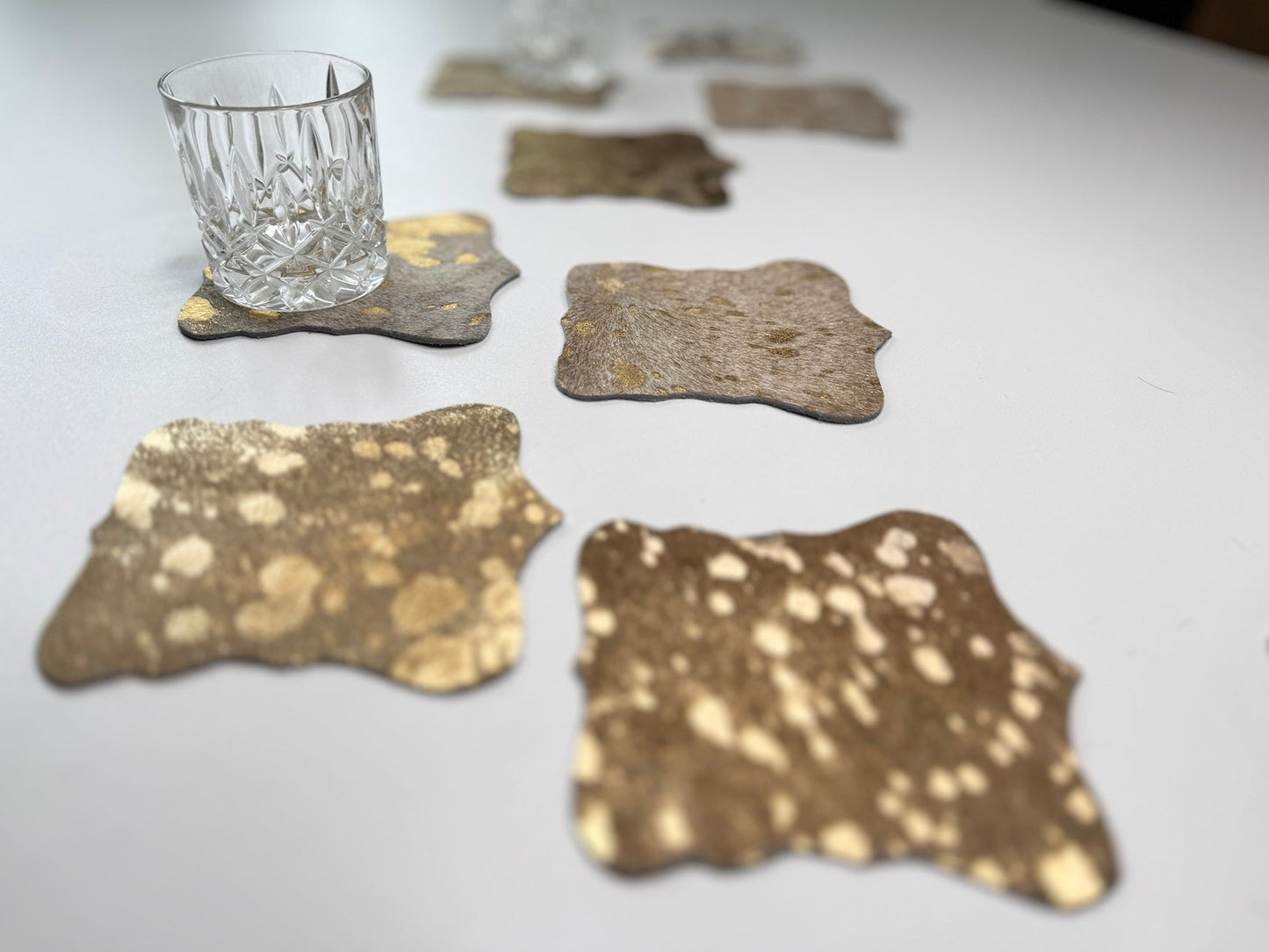 Echte Kuhfell Glasuntersetzer " Die luxeriöseSchönheit" edel schlicht, pflegeleicht, rustikal gold metallic sparkle 13cm Ø - unendlich - schoen