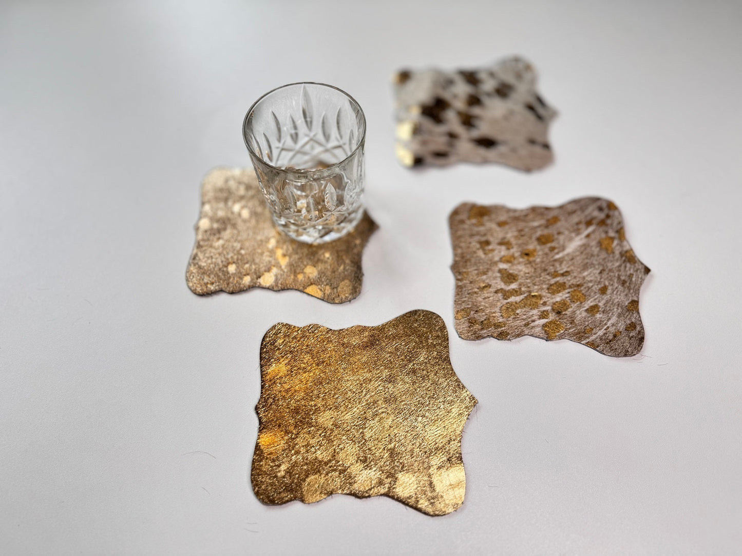 Echte Kuhfell Glasuntersetzer " Die luxeriöseSchönheit" edel schlicht, pflegeleicht, rustikal gold metallic sparkle 13cm Ø - unendlich - schoen