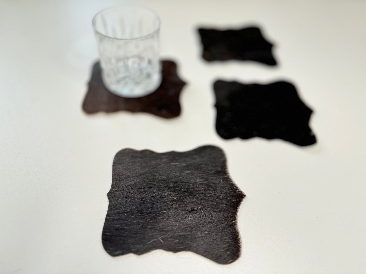 Echte Kuhfell Glasuntersetzer " Die schlichte Schönheit" edel schlicht, pflegeleicht, rustikal schwarz 13cm Ø - unendlich - schoen