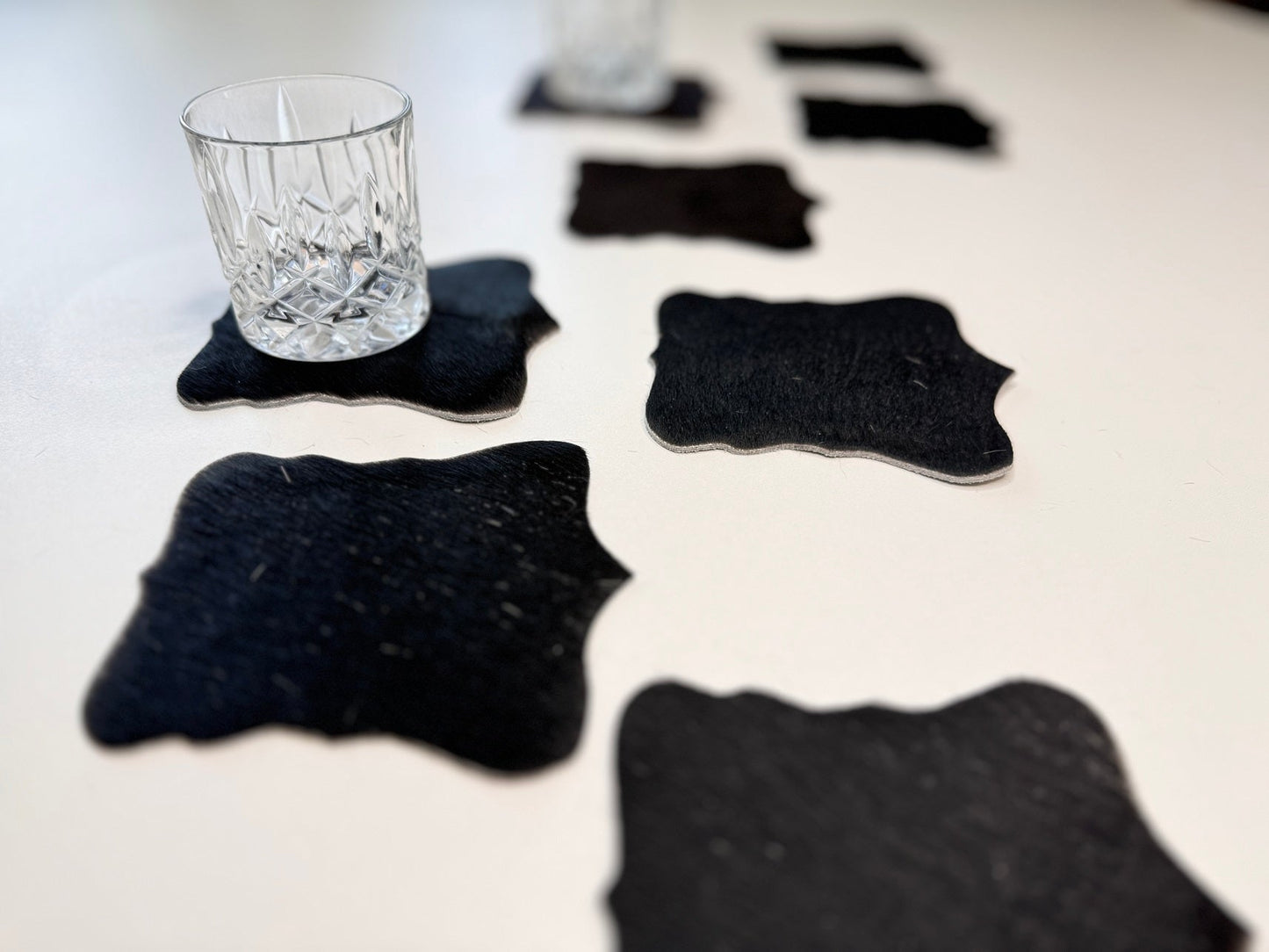 Echte Kuhfell Glasuntersetzer " Die schlichte Schönheit" edel schlicht, pflegeleicht, rustikal schwarz 13cm Ø - unendlich - schoen