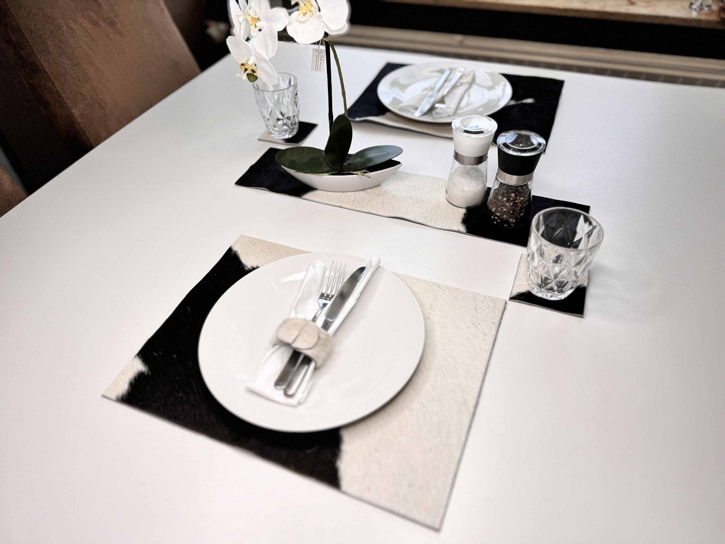 Echtes Kuhfell 2er - Platzset "Die klassische Schönheit" Tischset handgefertigt geruchsneutral Esstisch, modern schwarz/weiss 40x30cm - unendlich - schoen