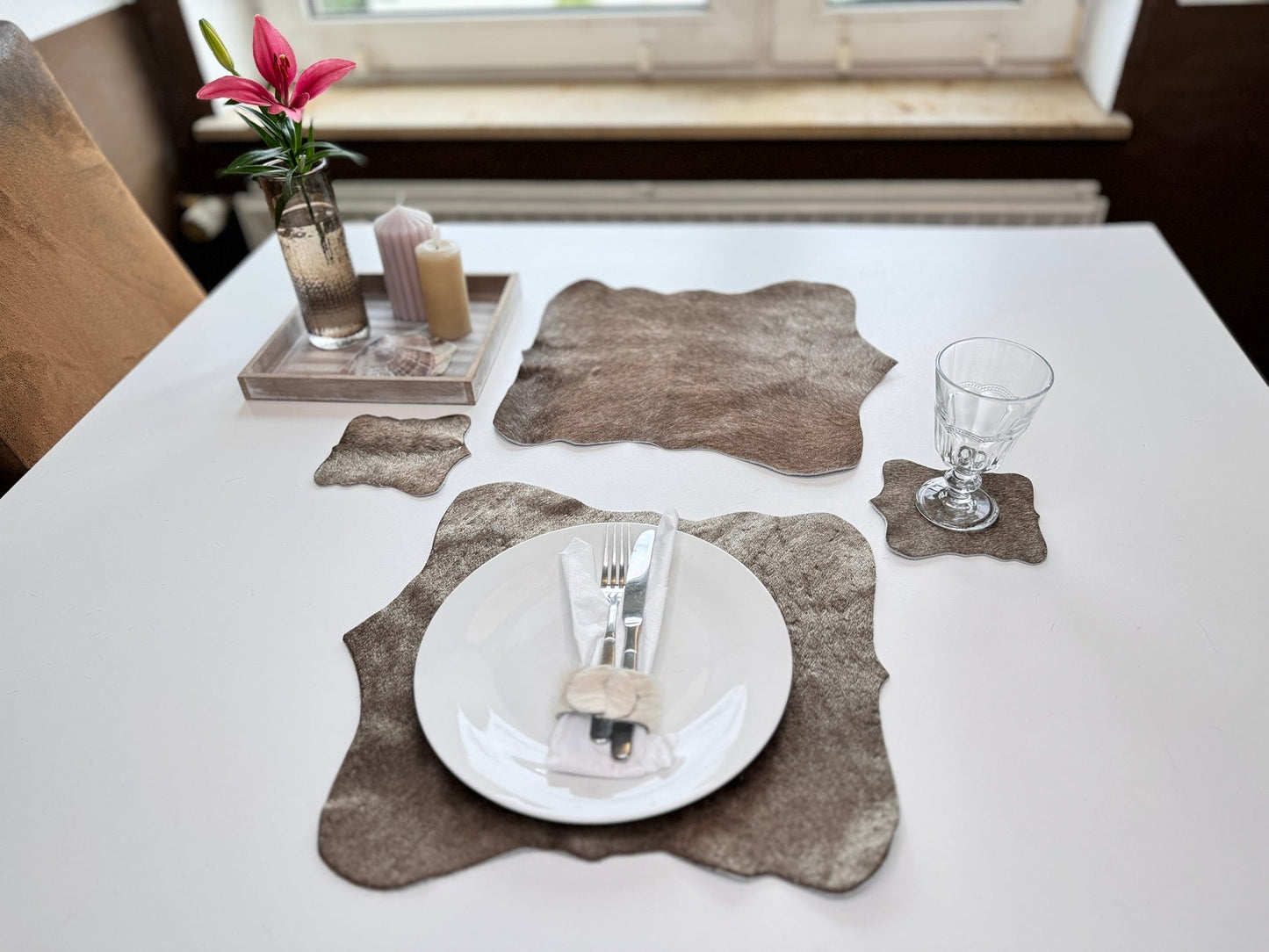 Echtes Kuhfell 2er - Platzset Platzdeckchen, "Die moderne Schönheit" Handmade in Germany,abwaschbar, Tischset ist natürlich rutschfest, Deko Telleruntersetzer Esstisch Wohnzimmer, rustikal taupe grau 40 x 38 cm - unendlich - schoen