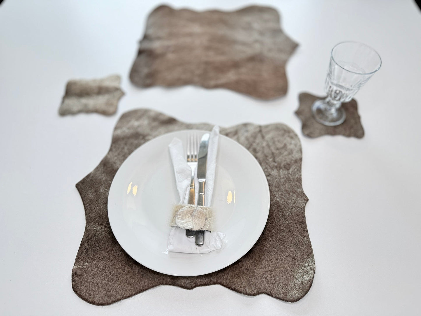 Echtes Kuhfell 2er - Platzset Platzdeckchen, "Die moderne Schönheit" Handmade in Germany,abwaschbar, Tischset ist natürlich rutschfest, Deko Telleruntersetzer Esstisch Wohnzimmer, rustikal taupe grau 40 x 38 cm - unendlich - schoen