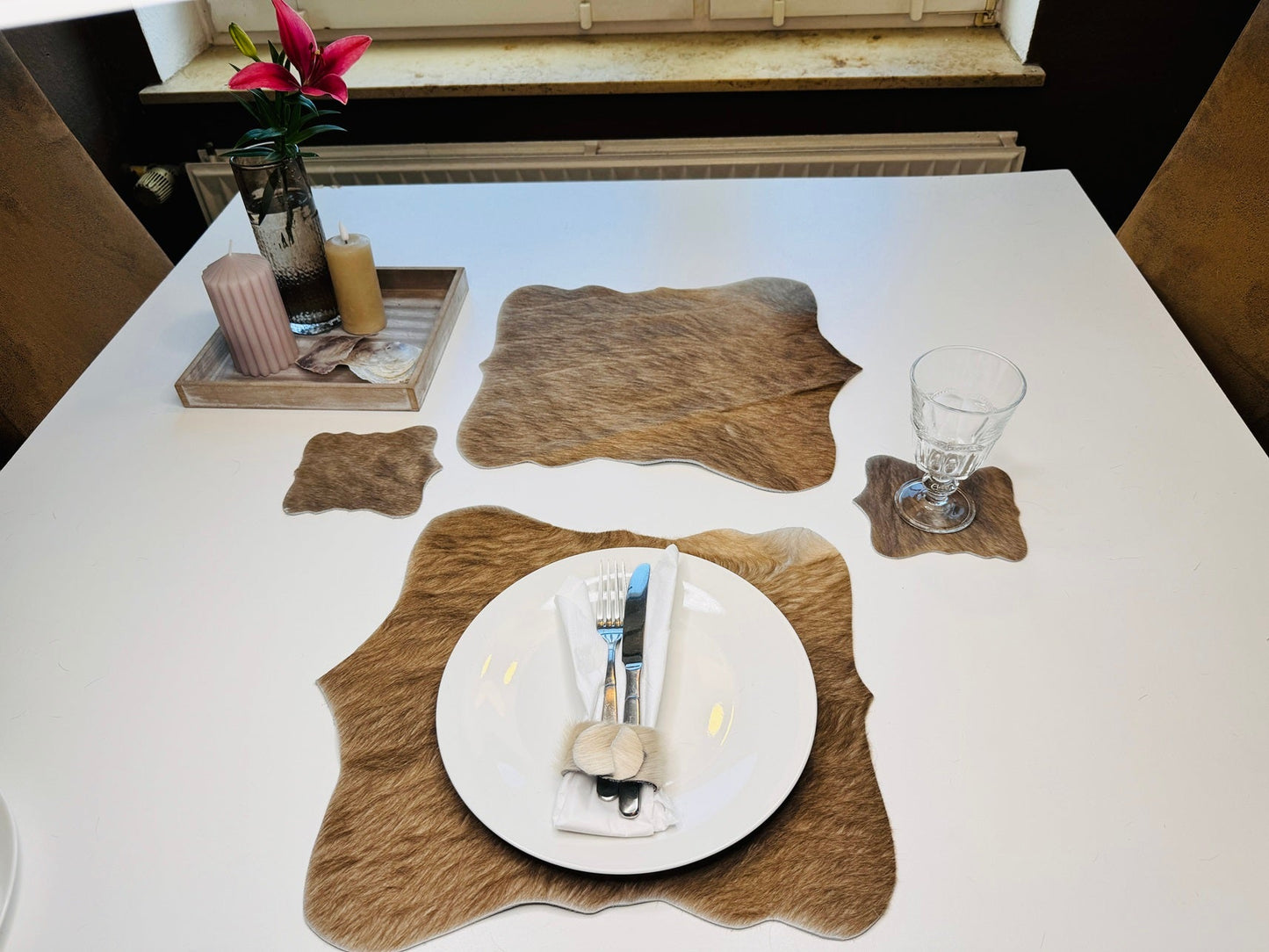 Echtes Kuhfell 2er - Platzset Platzdeckchen "Die warme Schönheit" Handmade in Germany,abwaschbar, Tischset ist natürlich rutschfest, Deko Telleruntersetzer Esstisch Wohnzimmer, rustikal taupe braun 40 x 38 cm - unendlich - schoen