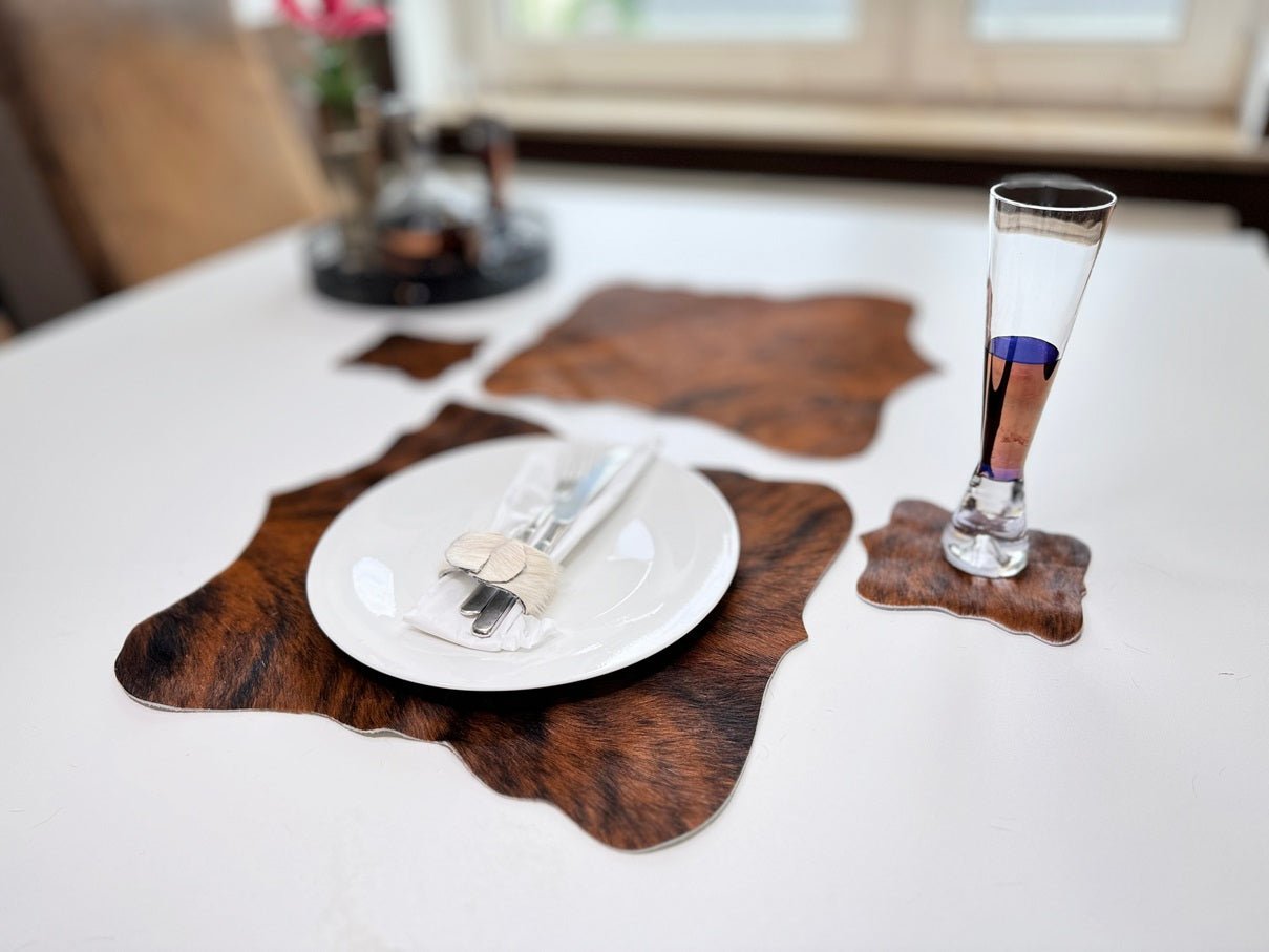Echtes Kuhfell 2er - Platzset Platzsets "Die exotische Schönheit" abwaschbar, Handmade in Germany, Tischset ist natürlich rutschfest, Deko Telleruntersetzer Esstisch Wohnzimmer, rustikal braun gestromt, getigert 40x38cm - unendlich - schoen