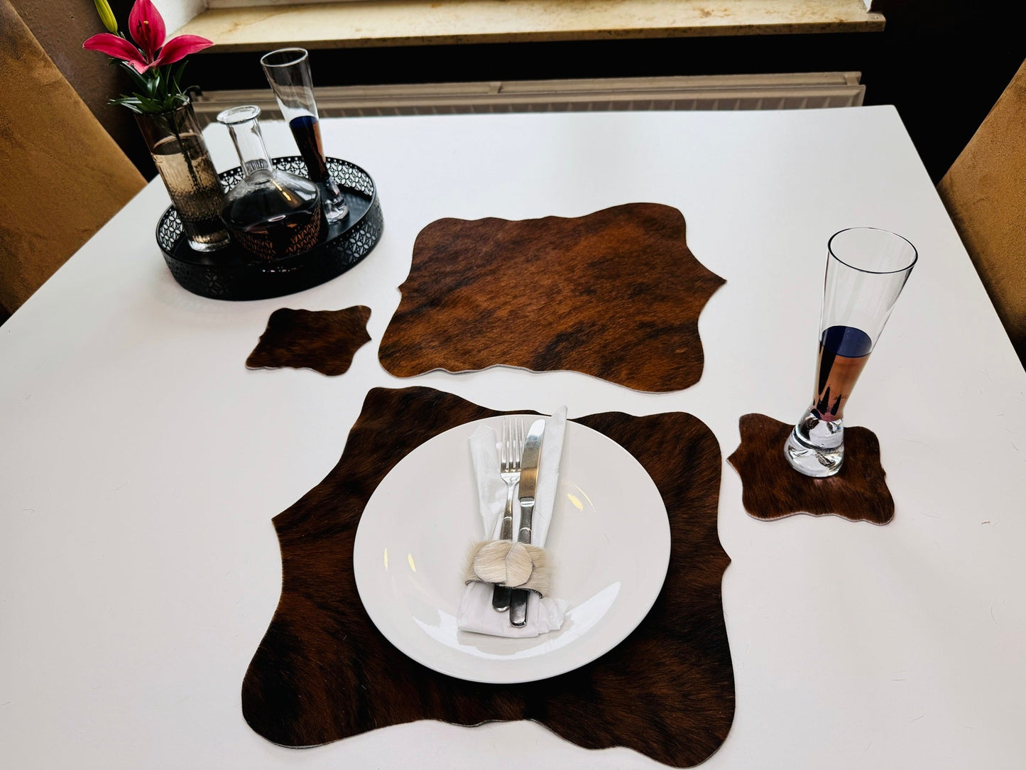 Echtes Kuhfell 2er - Platzset Platzsets "Die exotische Schönheit" abwaschbar, Handmade in Germany, Tischset ist natürlich rutschfest, Deko Telleruntersetzer Esstisch Wohnzimmer, rustikal braun gestromt, getigert 40x38cm - unendlich - schoen