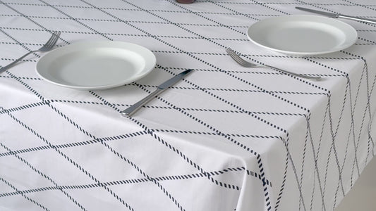 Mitteldecke aus 100% Baumwolle beste Qualität in modernem Design, Tischdecke fällt faltenfrei, Tischtuch ideal als Wohnzimmer-Deko (110 x 110 cm, weiss-blau)
