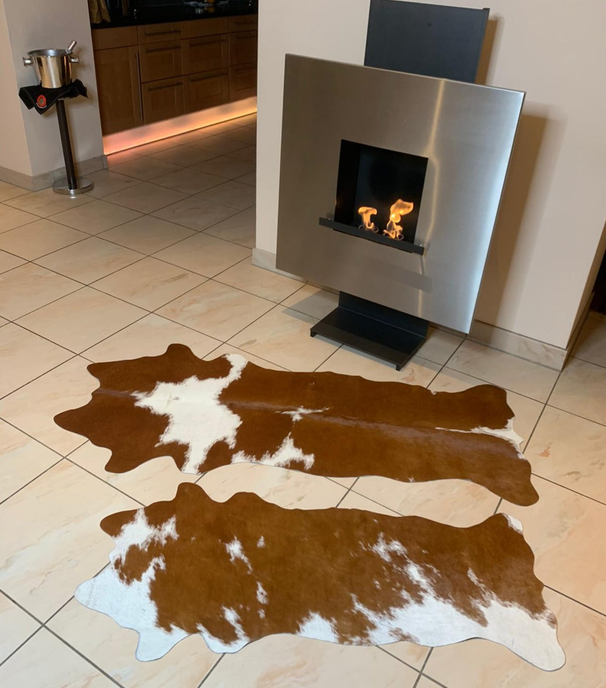 Kuhfell braun weiss Kamin Wohnzimmer