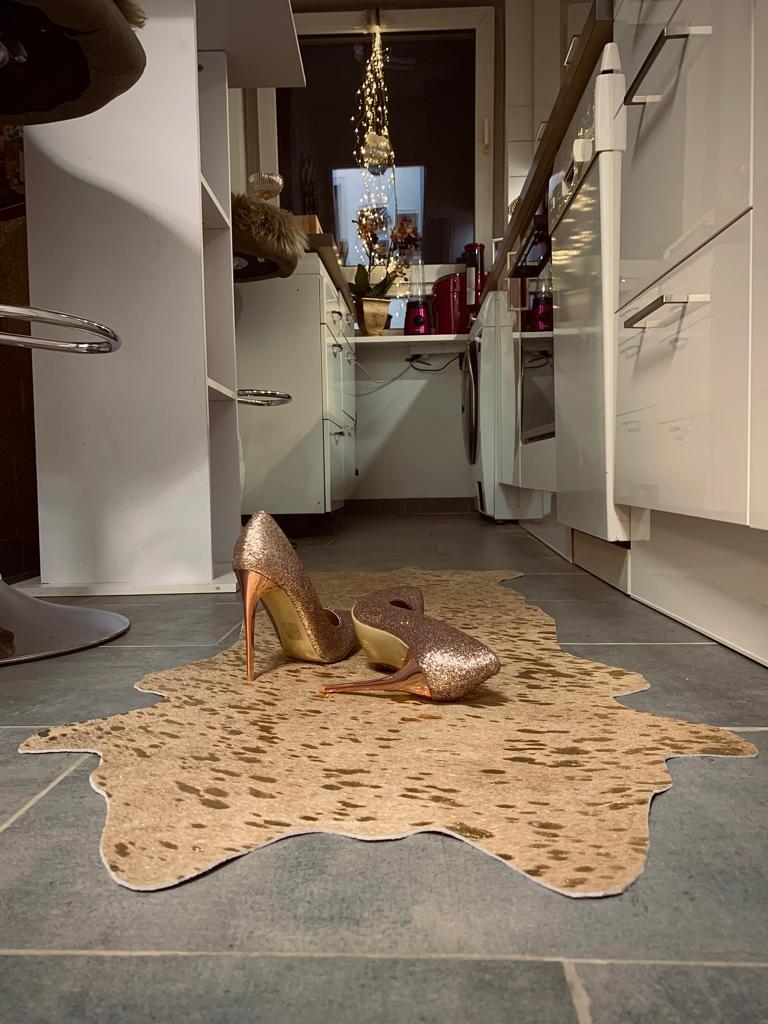 Kuhfell gold sparkle Teppich modernes Wohnzimmer