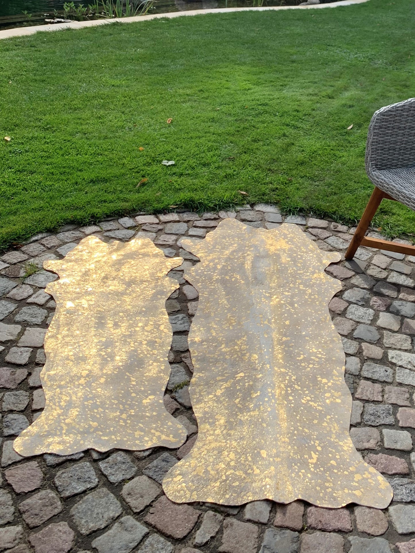 Kuhfell gold sparkle Teppich Größenvergleich