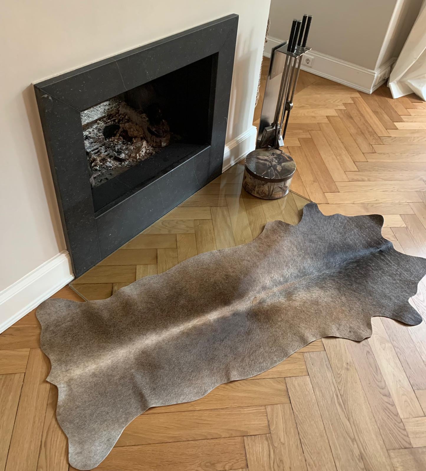 Kuhfell taupe grau moderner Kamin edel exklusiv