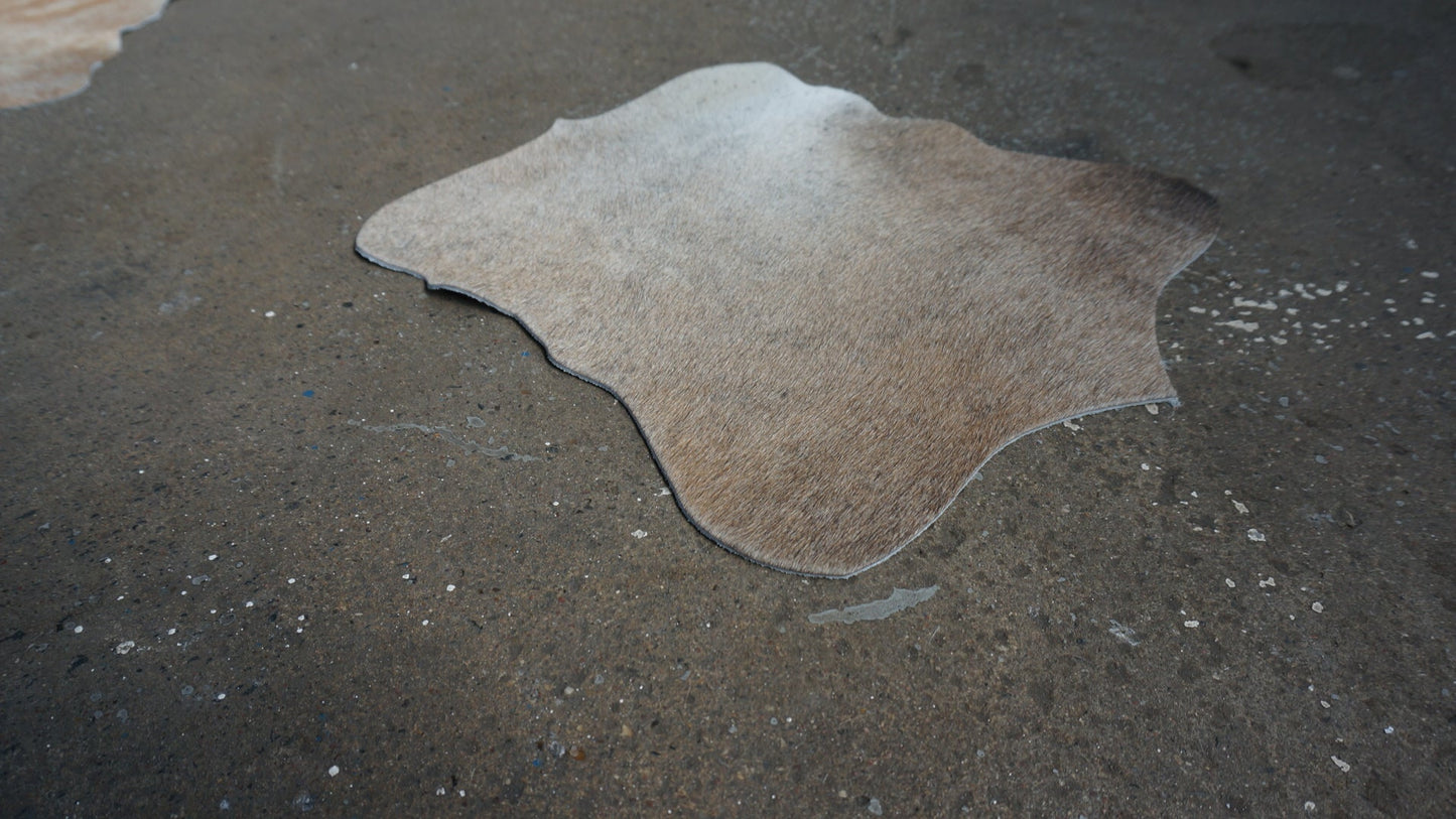 Echte Kuhfell Glasuntersetzer " Die moderne Schönheit" selten, edel schlicht, pflegeleicht, rustikal taupe grau 13cm Ø - unendlich - schoen