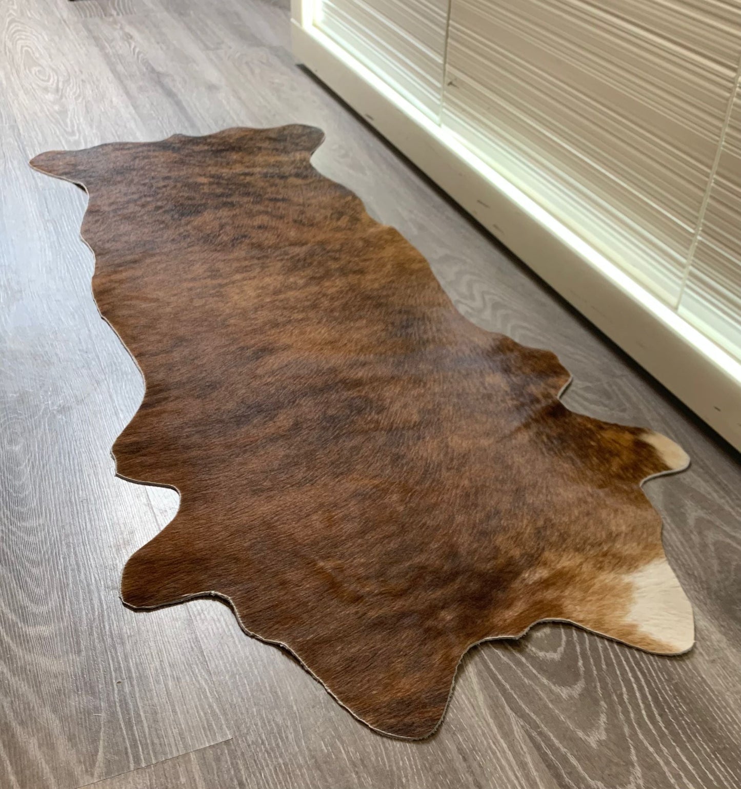 Echter Kuhfell Teppich klein "Die exotische Schönheit" Handmade in Germany, geruchsneutral, Rinderfell ideal für Wohnzimmer Esszimmer Flur, braun gestromt, getigert 160x70cm /120x55cm - unendlich - schoen