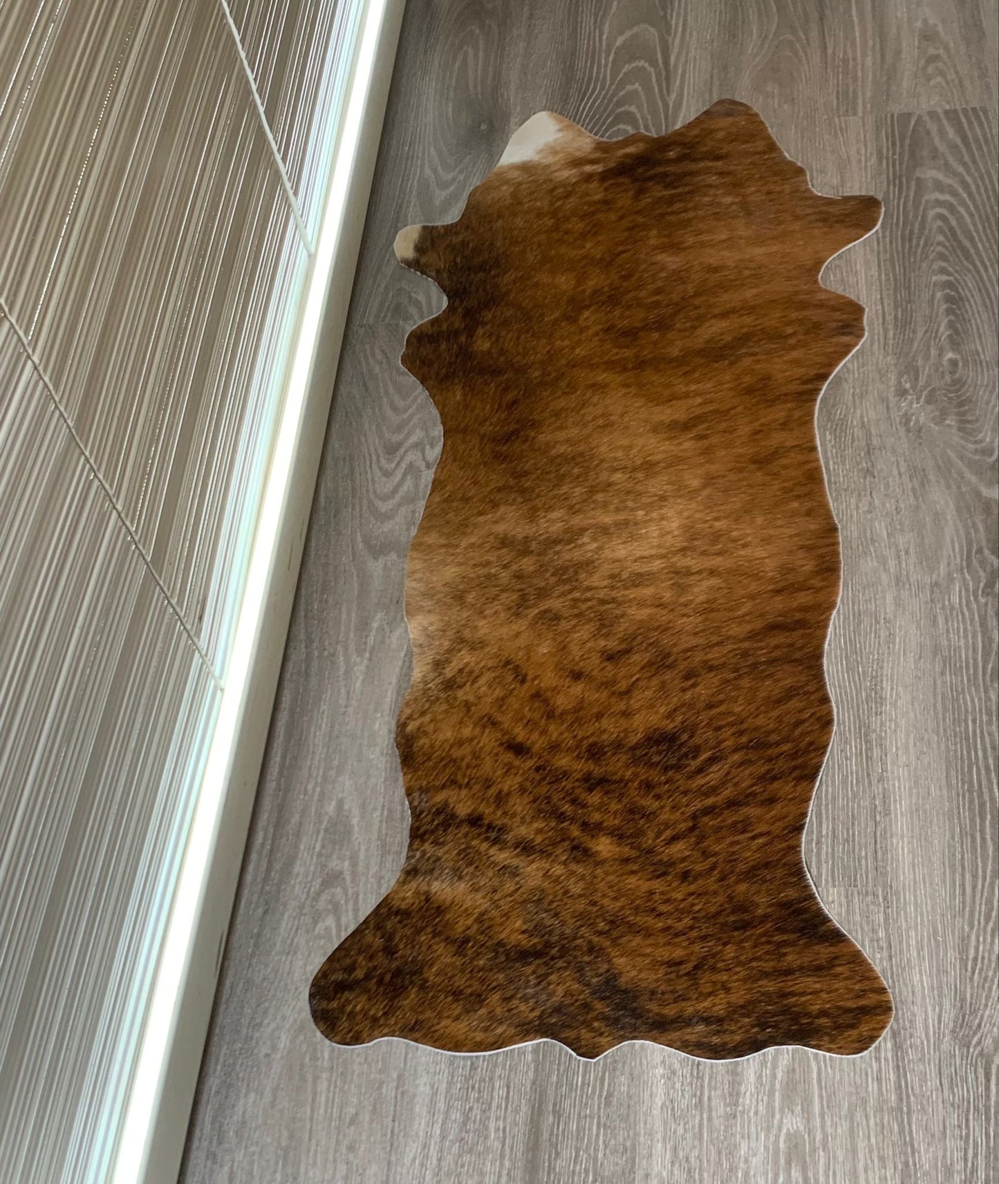Echter Kuhfell Teppich klein "Die exotische Schönheit" Handmade in Germany, geruchsneutral, Rinderfell ideal für Wohnzimmer Esszimmer Flur, braun gestromt, getigert 160x70cm /120x55cm - unendlich - schoen