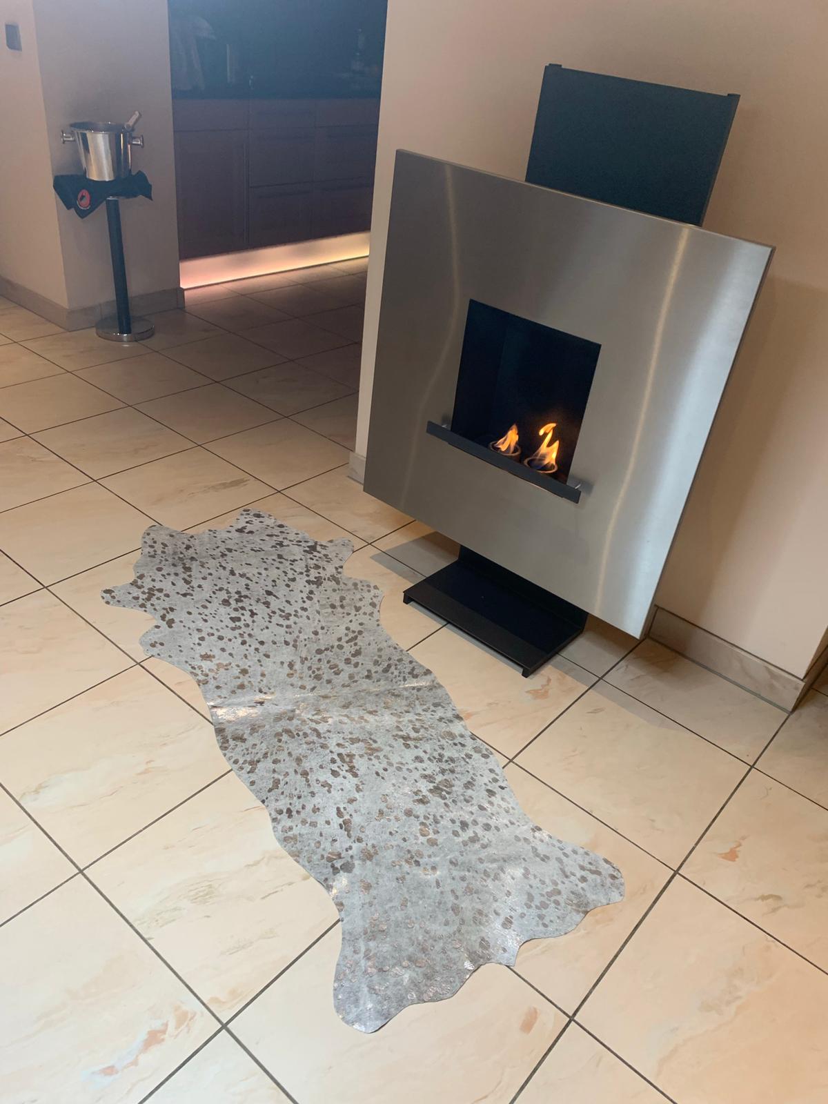 Echter Kuhfell Teppich klein "Die glänzende Schönheit" made in Germany, geruchsneutral, Rinderfell ideal für Wohnzimmer Esszimmer Flur, rustikal silber sparkle metallic 160x70cm / 120x55cm - unendlich - schoen