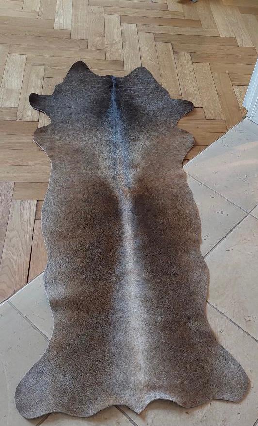 Echter Kuhfell Teppich klein "Die moderne Schönheit" Handmade in Germany, Läufer für Wohnzimmer Flur Eingangsbereich, Rinderfell für kleinere Flächenn rustikal taupe grau 160x70cm / 120x55cm - unendlich - schoen
