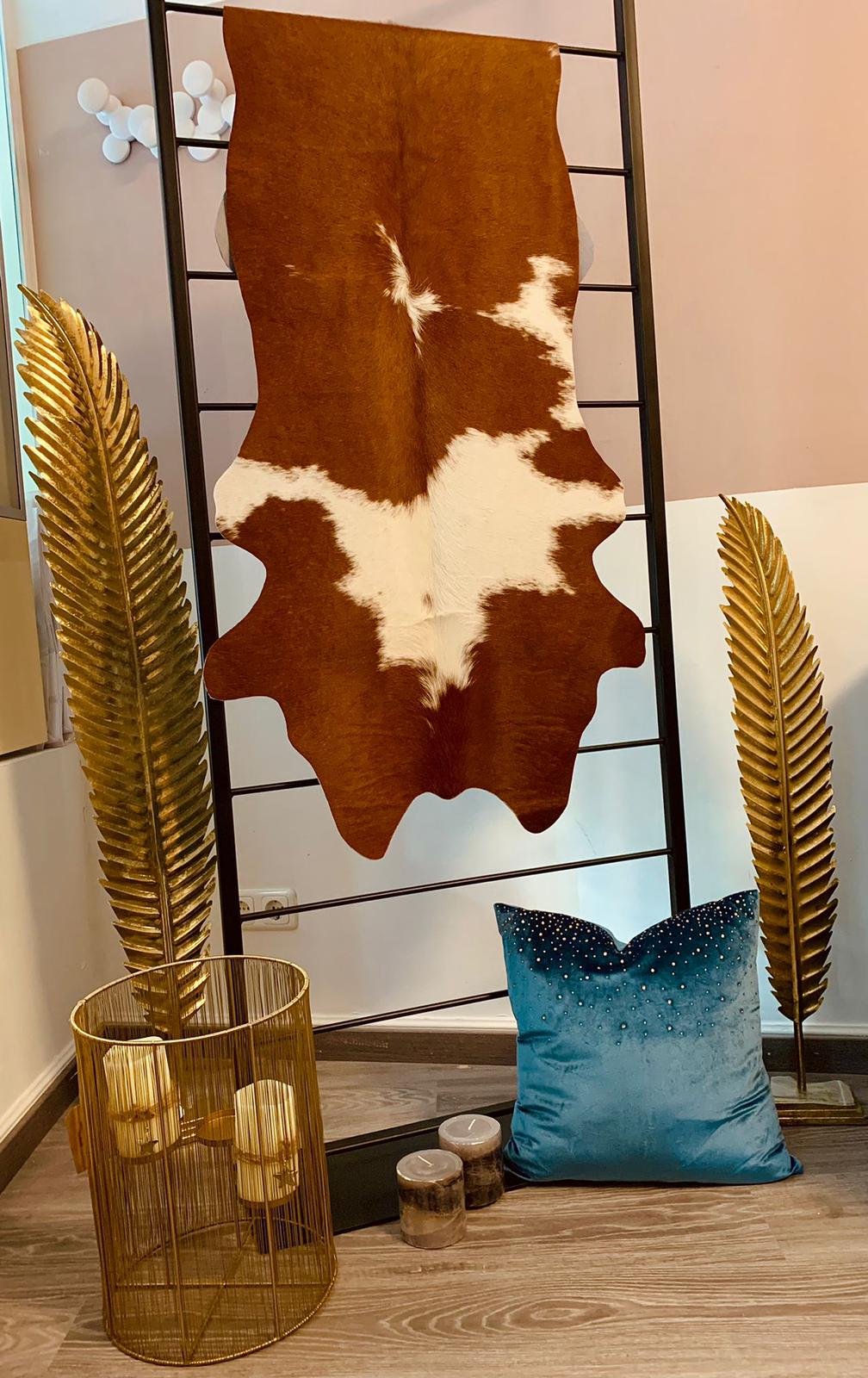 Echter Kuhfell Teppich klein "Die rustikale Schönheit" Handmade in Germany, geruchsneutral, Rinderfell ideal für Wohnzimmer Esszimmer Flur, rustikal braun weiß 160x70cm / 120x55cm - unendlich - schoen