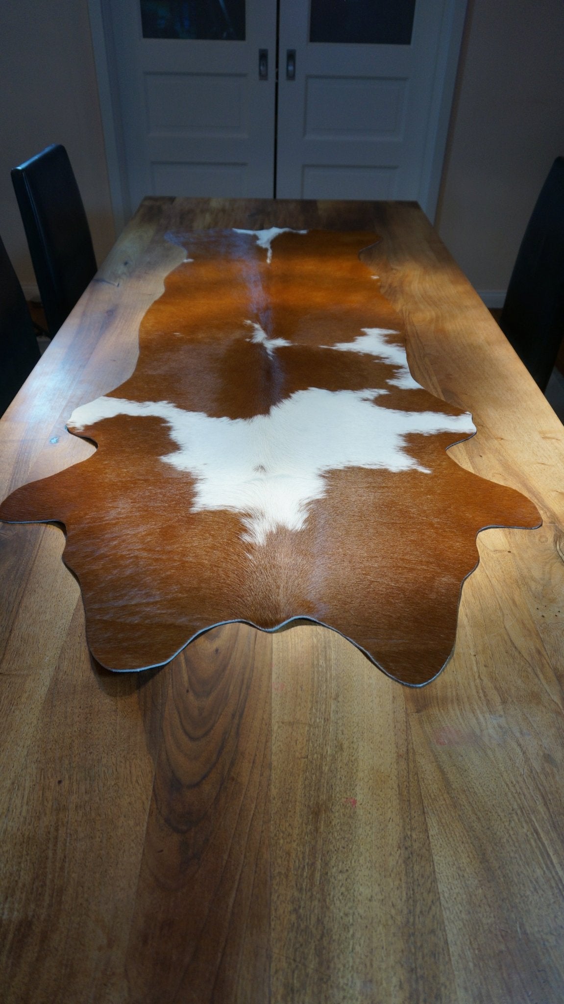 Echter Kuhfell Teppich klein "Die rustikale Schönheit" Handmade in Germany, geruchsneutral, Rinderfell ideal für Wohnzimmer Esszimmer Flur, rustikal braun weiß 160x70cm / 120x55cm - unendlich - schoen