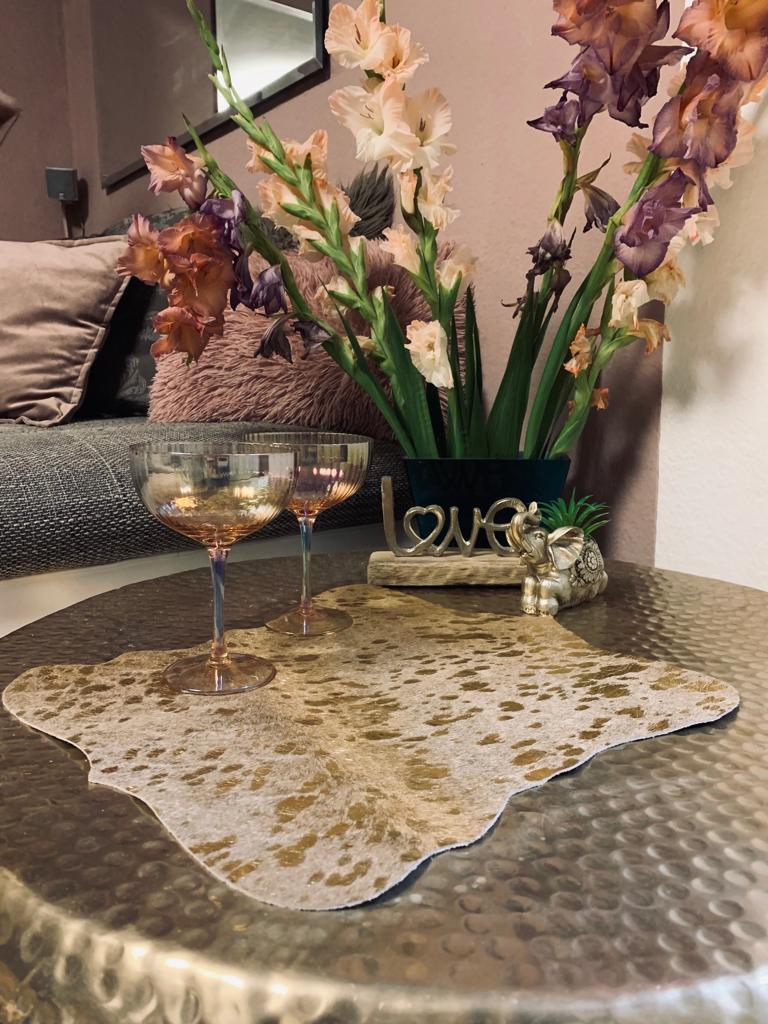 Echtes Kuhfell 2er - Platzset Platzdeckchen "Die luxeriöse Schönheit" abwischbar Tischset rutschfest Handmade Germany geruchsneutral Esstisch, rustikal gold metallic sparkle 40x38cm - unendlich - schoen