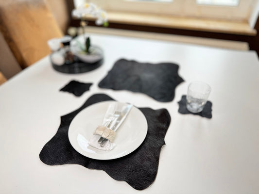 Echtes Kuhfell 2er-Platzset Platzdeckchen "Die Schlichte Schönheit" Handmade in Germany abwaschbar, Tischset ist natürlich rutschfest, Deko Telleruntersetzer Esstisch Wohnzimmer (40 x 38 cm, schwarz)