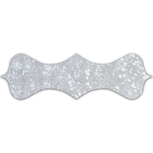 Kuhfell-Tischläufer in rustikaler Form in silber metallic sparkle als dekoratives Echtfell-Accessoire