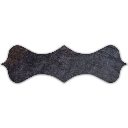 Kuhfell-Tischläufer in rustikaler Form in schwarz als dekoratives Echtfell-Accessoire