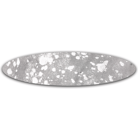 Ovaler Kuhfell-Tischläufer in silber metallic sparkle als Wohnakzent für Restaurant