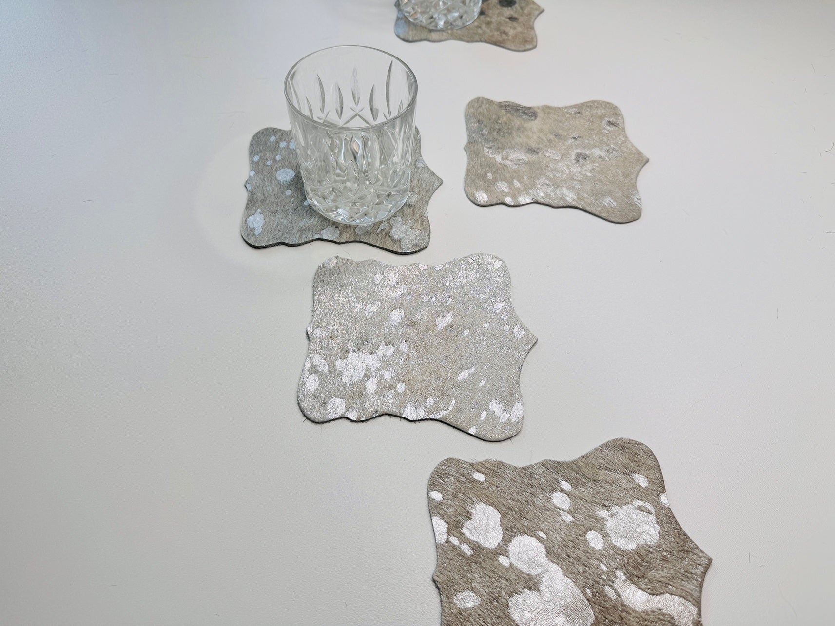 Echte Kuhfell Glasuntersetzer " Die glänzende Schönheit" edel schlicht, pflegeleicht, rustikal silber metallic Effekt 13cm Ø - unendlich - schoen