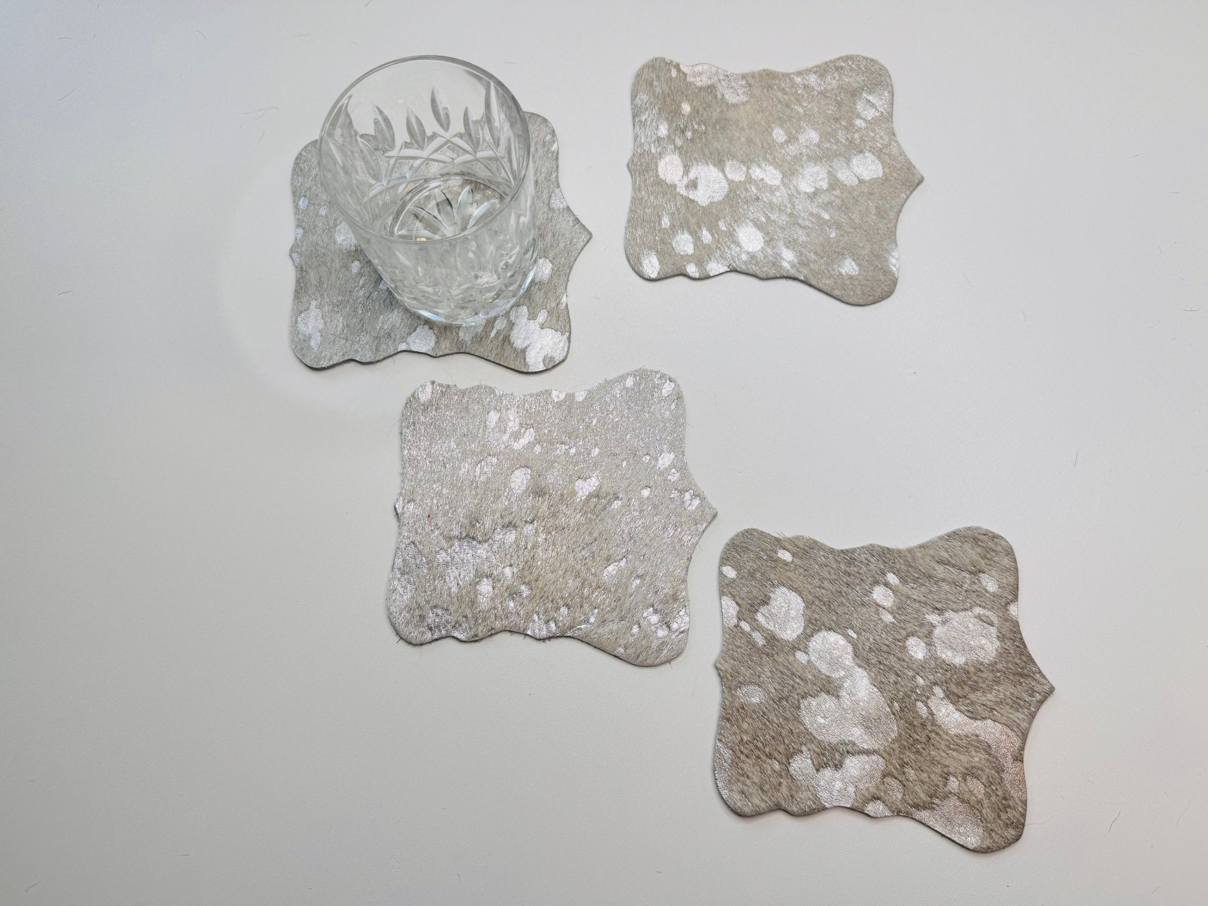 Echte Kuhfell Glasuntersetzer " Die glänzende Schönheit" edel schlicht, pflegeleicht, rustikal silber metallic Effekt 13cm Ø - unendlich - schoen