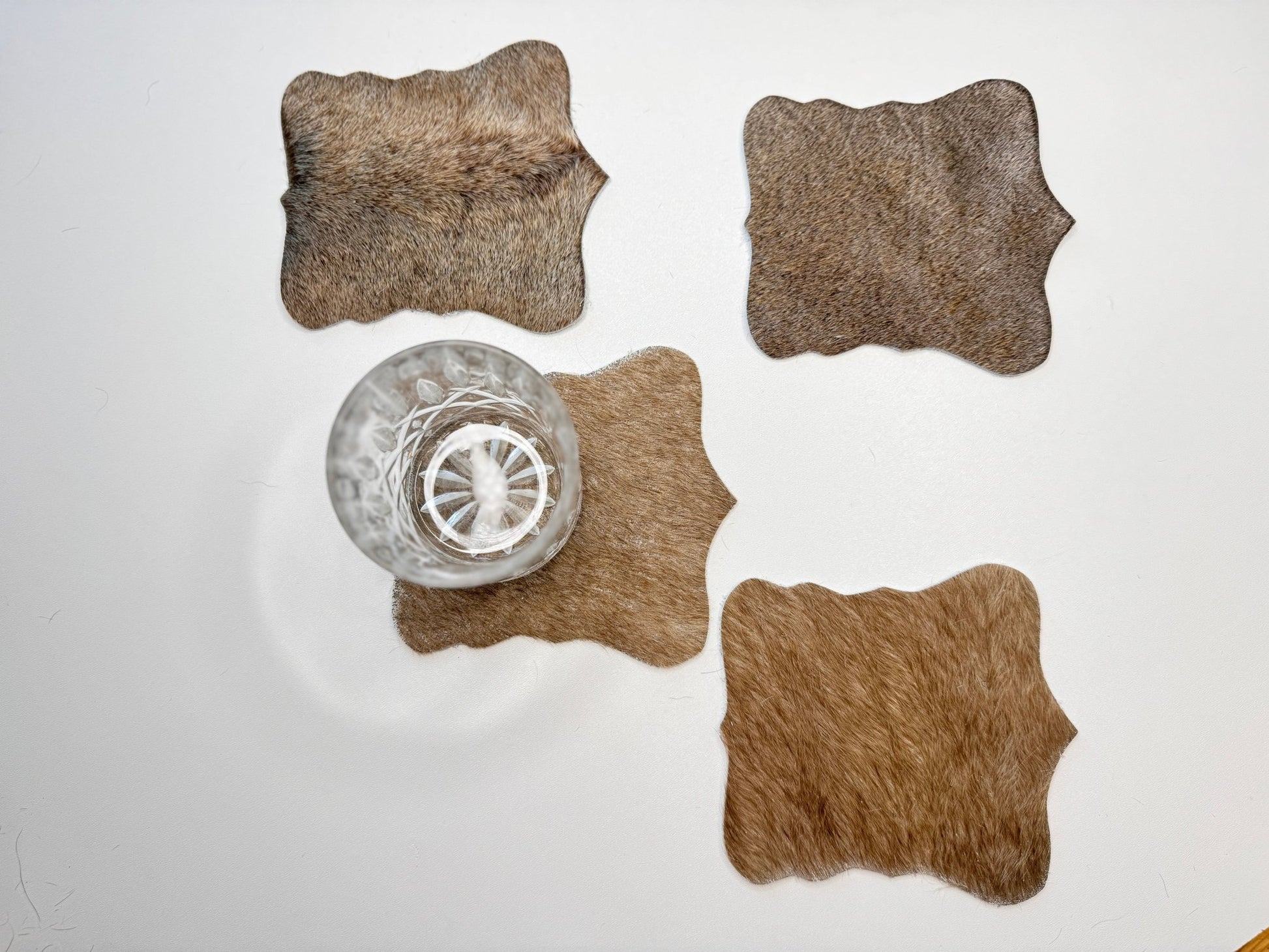 Echte Kuhfell Glasuntersetzer " Die kühle Schönheit" selten, edel schlicht, pflegeleicht, rustikal taupe grau 13cm Ø - unendlich - schoen