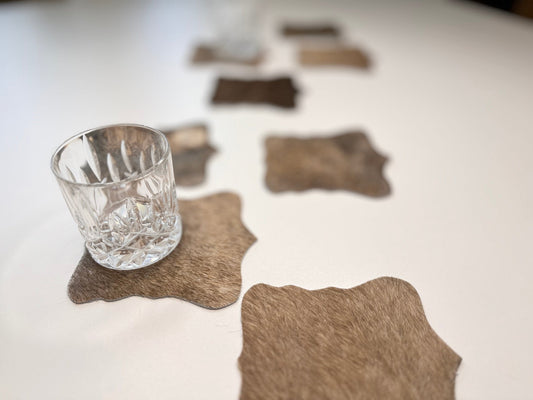 Echte Kuhfell Glasuntersetzer " Die kühle Schönheit" selten, edel schlicht, pflegeleicht, rustikal taupe grau 13cm Ø - unendlich - schoen
