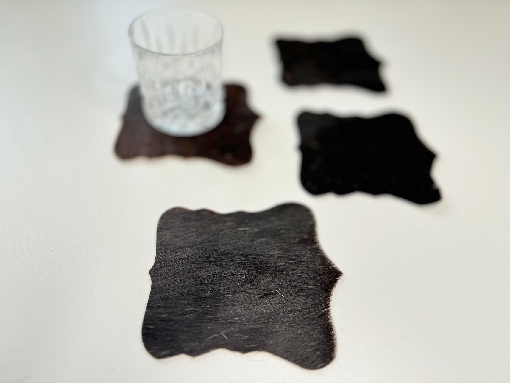 Echte Kuhfell Glasuntersetzer " Die schlichte Schönheit" edel schlicht, pflegeleicht, rustikal schwarz 13cm Ø - unendlich - schoen