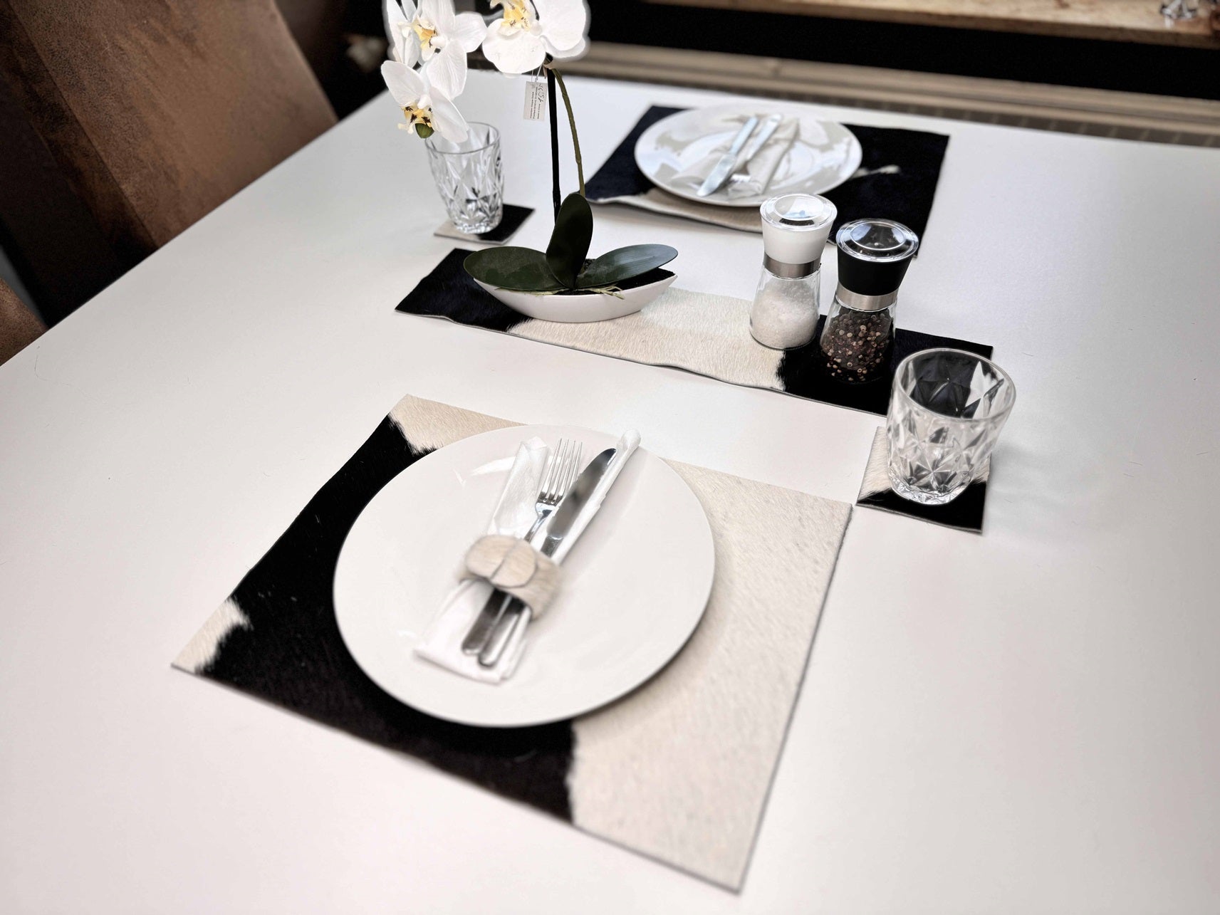 Echtes Kuhfell 2er - Platzset "Die klassische Schönheit" Tischset handgefertigt geruchsneutral Esstisch, modern schwarz/weiss 40x30cm - unendlich - schoen