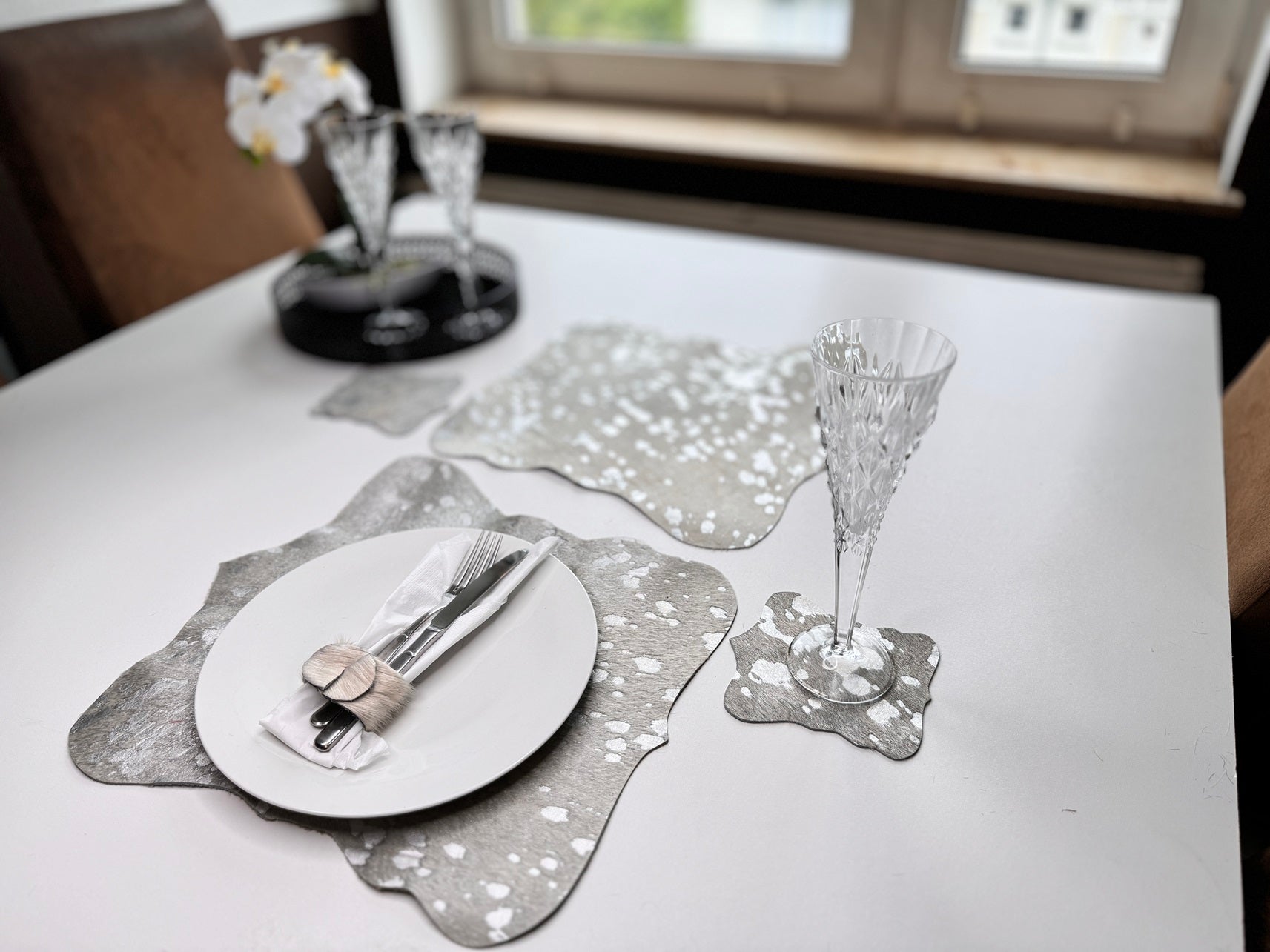 Echtes Kuhfell 2er - Platzset Platzdeckchen "Die glänzende Schönheit" abwischbar Tischset rutschfest Handmade Germany geruchsneutral Esstisch, rustikal silber metallic, sparkel 40x38cm - unendlich - schoen