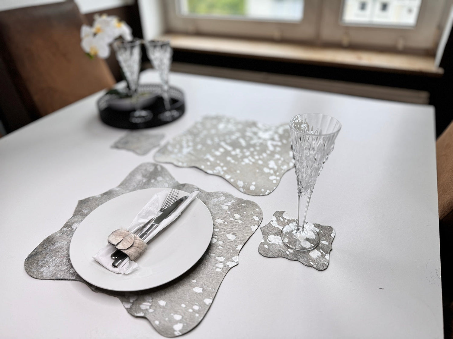 Echtes Kuhfell 2er - Platzset Platzdeckchen "Die glänzende Schönheit" abwischbar Tischset rutschfest Handmade Germany geruchsneutral Esstisch, rustikal silber metallic, sparkel 40x38cm - unendlich - schoen