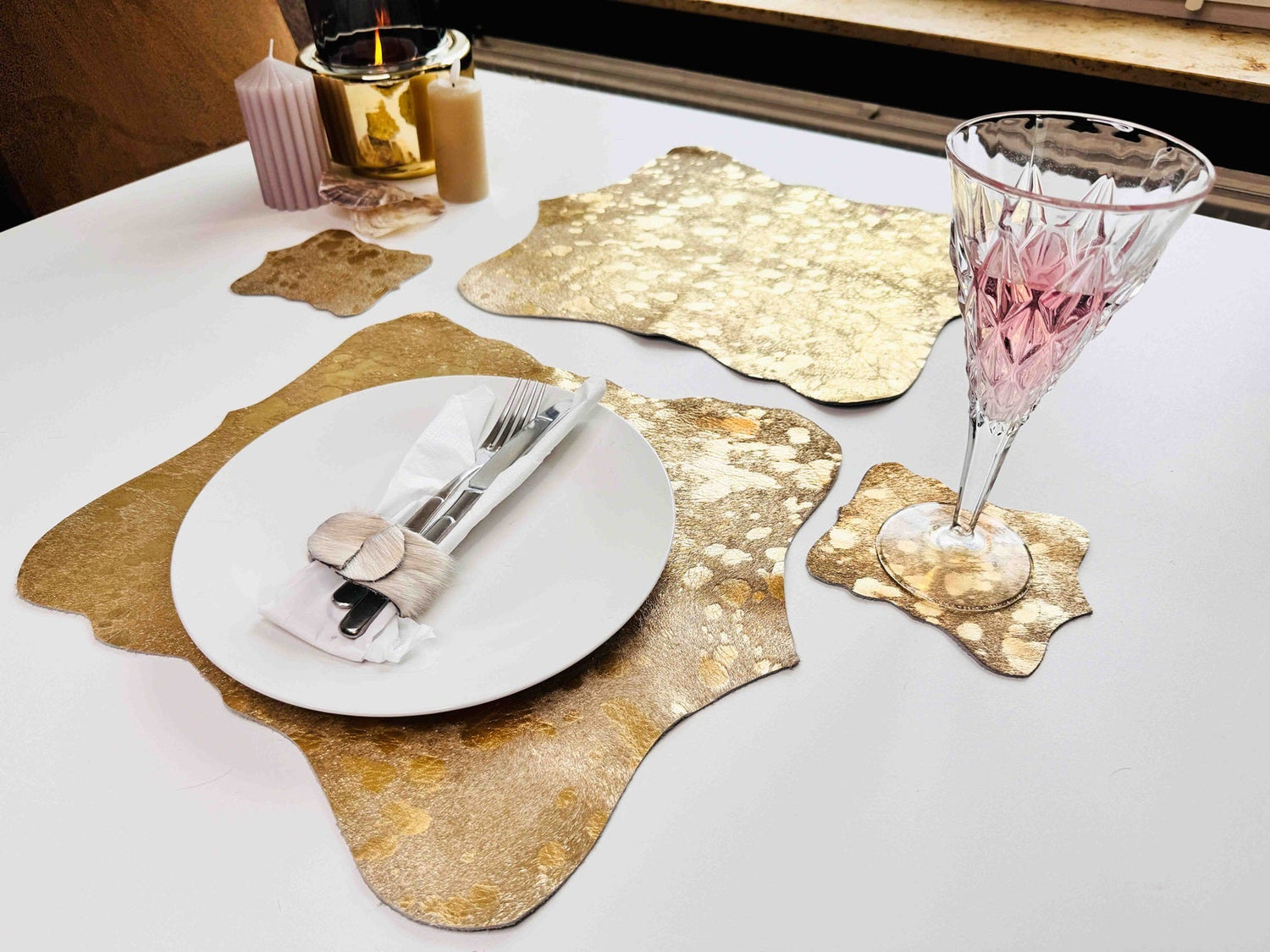 Echtes Kuhfell 2er - Platzset Platzdeckchen "Die luxeriöse Schönheit" abwischbar Tischset rutschfest Handmade Germany geruchsneutral Esstisch, rustikal gold metallic sparkle 40x38cm - unendlich - schoen