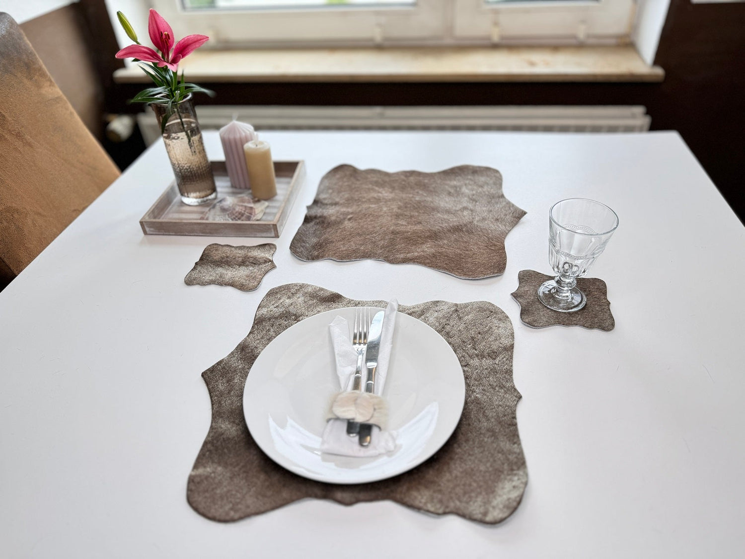 Echtes Kuhfell 2er - Platzset Platzdeckchen, "Die moderne Schönheit" Handmade in Germany,abwaschbar, Tischset ist natürlich rutschfest, Deko Telleruntersetzer Esstisch Wohnzimmer, rustikal taupe grau 40 x 38 cm - unendlich - schoen