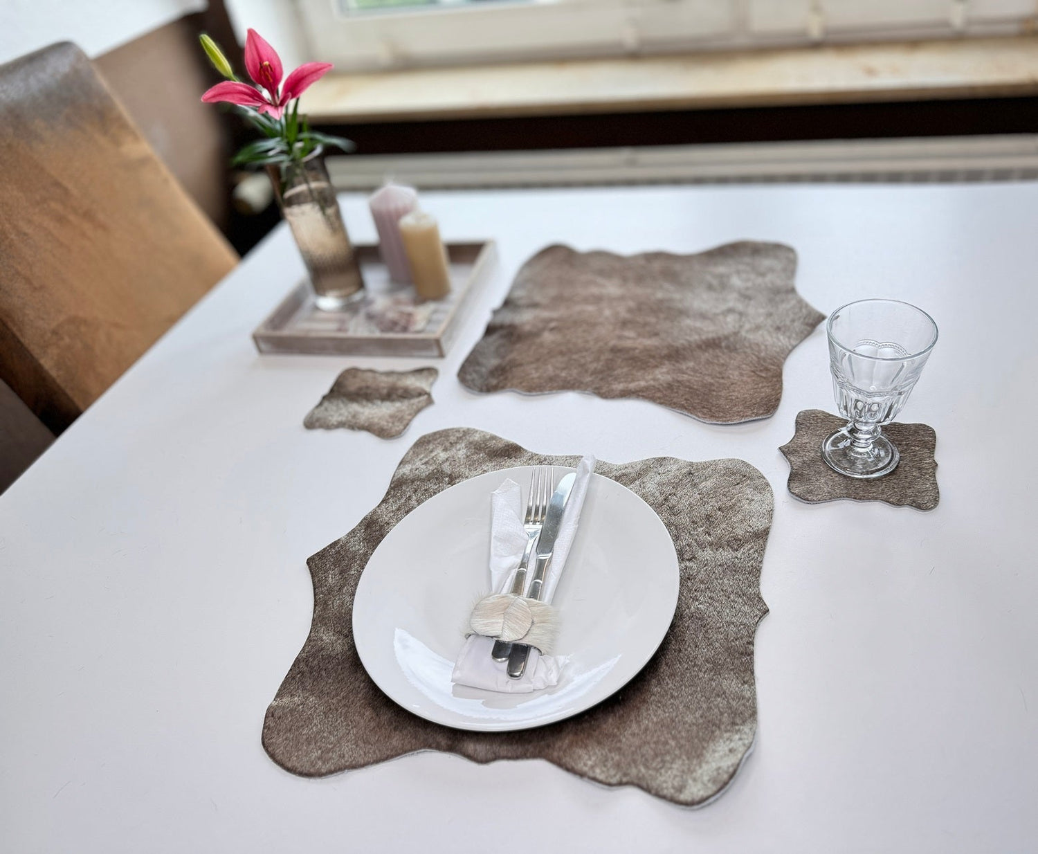 Echtes Kuhfell 2er - Platzset Platzdeckchen, "Die moderne Schönheit" Handmade in Germany,abwaschbar, Tischset ist natürlich rutschfest, Deko Telleruntersetzer Esstisch Wohnzimmer, rustikal taupe grau 40 x 38 cm - unendlich - schoen