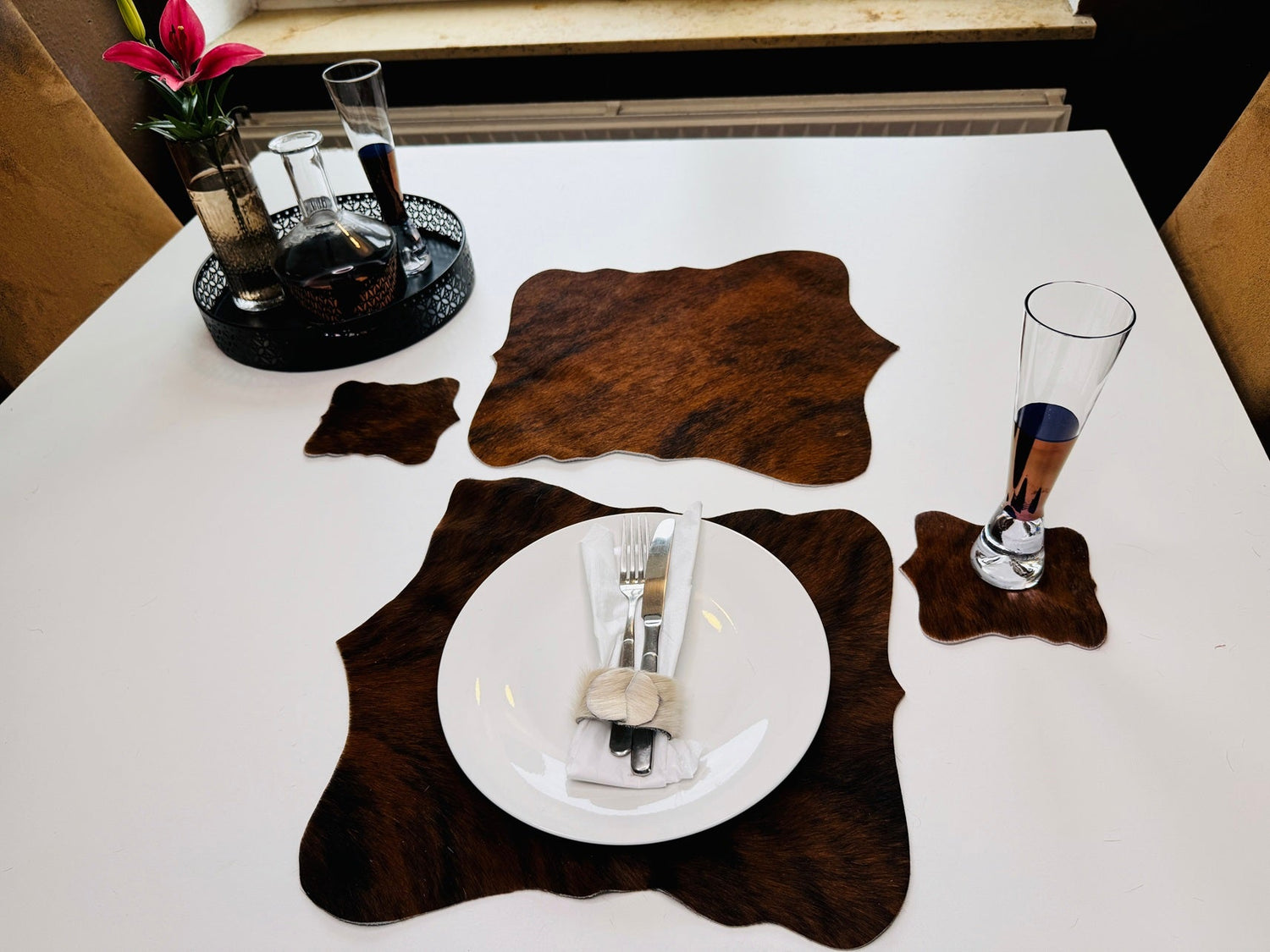 Echtes Kuhfell 2er - Platzset Platzsets "Die exotische Schönheit" abwaschbar, Handmade in Germany, Tischset ist natürlich rutschfest, Deko Telleruntersetzer Esstisch Wohnzimmer, rustikal braun gestromt, getigert 40x38cm - unendlich - schoen