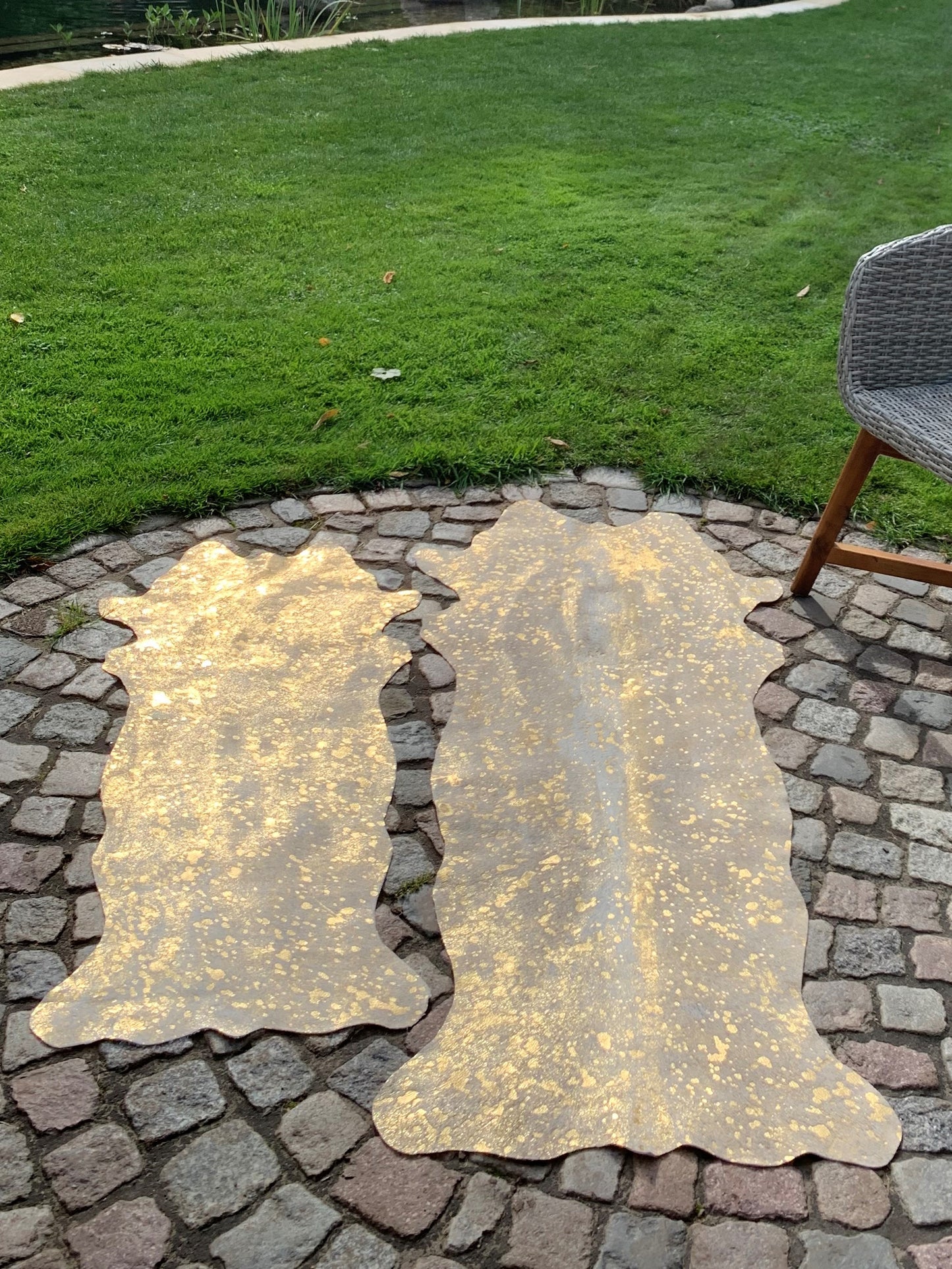 unendlich schoen - Echter Kuhfell Teppich klein, Made in Germany, geruchsneutral, Rinderfell ideal für Wohnzimmer Esszimmer Flur (Gold Sparkel metallic, 160 x 70 cm)
