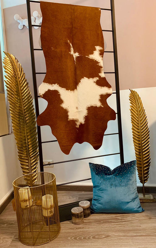 Echter Kuhfell Teppich klein, "Die rustikale Schönheit" Handmade in Germany, geruchsneutral, Rinderfell ideal für Wohnzimmer Esszimmer Flur (braun weiß, 160 x 70 cm)