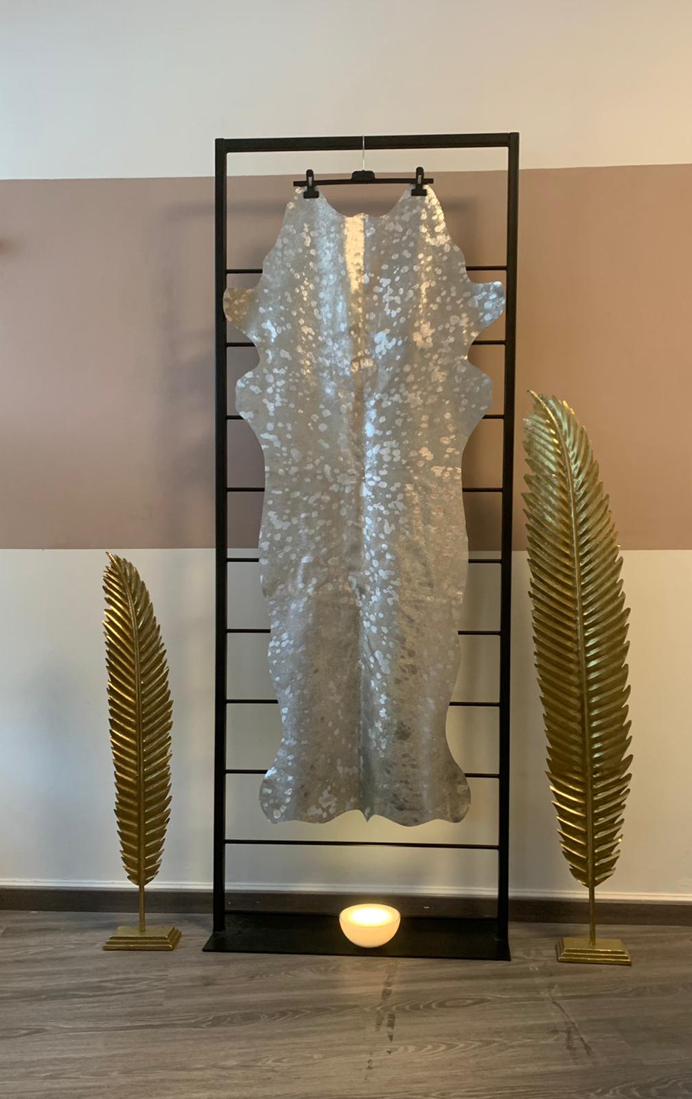 Echter Kuhfell Teppich klein "Die glänzende Schönheit" made in Germany, geruchsneutral, Rinderfell ideal für Wohnzimmer Esszimmer Flur, rustikal silber sparkle metallic 160x70cm / 120x55cm - unendlich - schoen