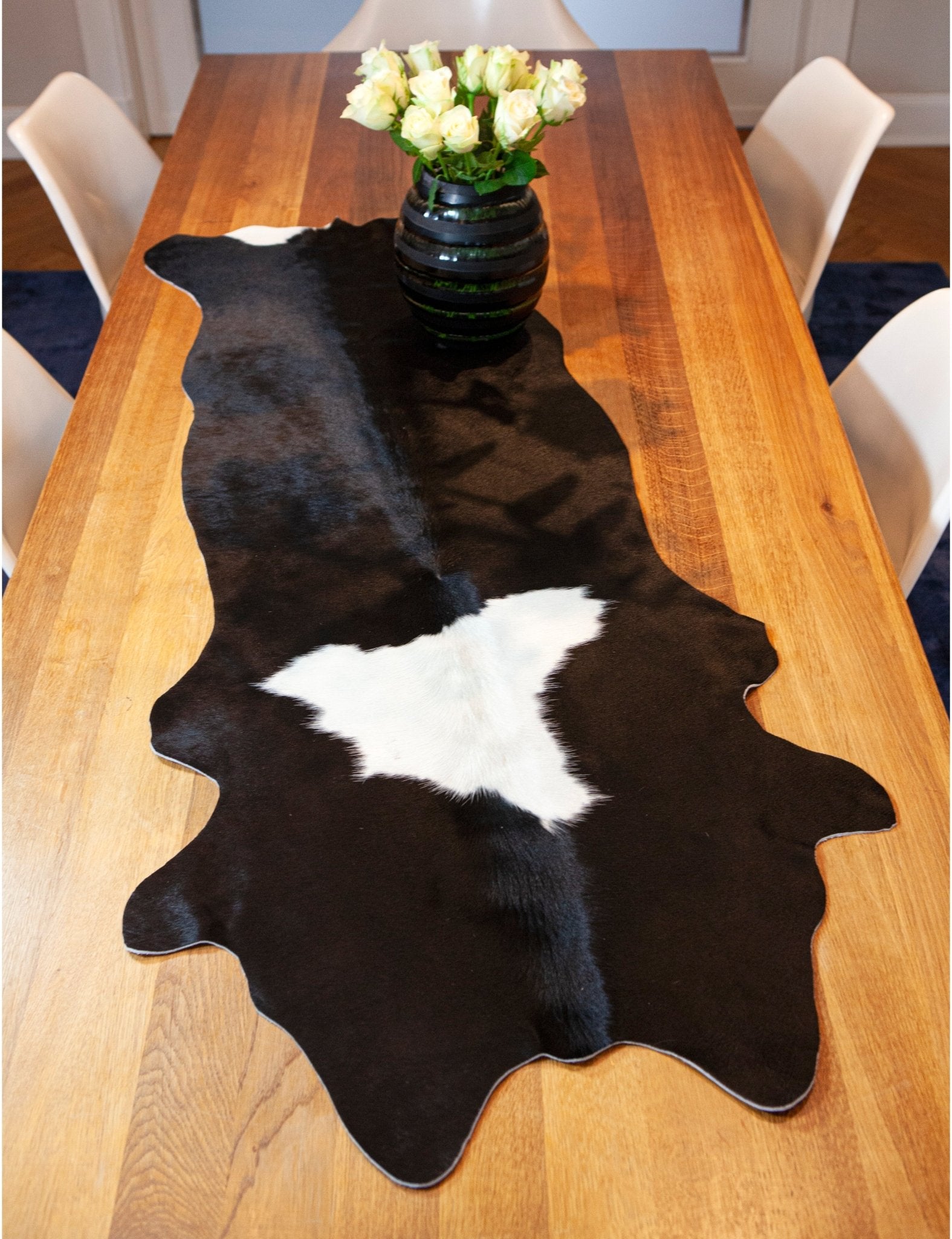 Echter Kuhfell Teppich klein "Die klassische Schönheit" Handmade in Germany, geruchsneutral, Rinderfell ideal für Wohnzimmer Esszimmer Flur, rustikal schwarz weiss 160x70cm / 120x55cm - unendlich - schoen